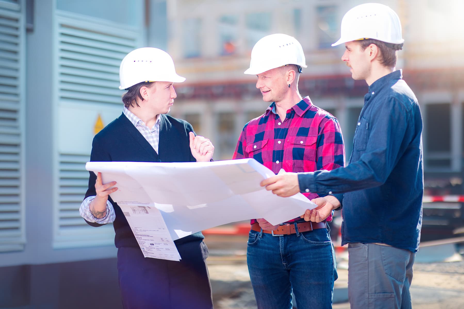 Bauleitung mit Bauplan im Gespräch auf der Baustelle – ik Ingenieurbüro Knoblich Dresden