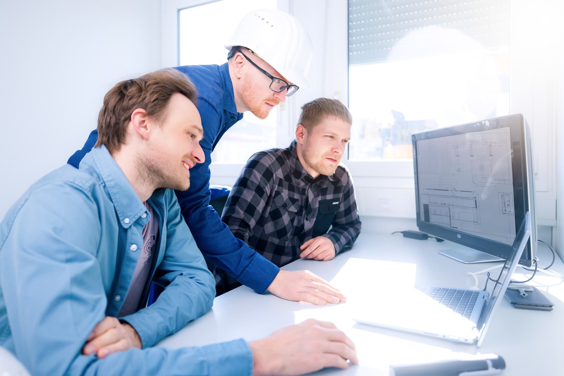 Bauleitung des ik Ingenieurbüro Knoblich bei der CAD-Begutachtung im Team in Dresden
