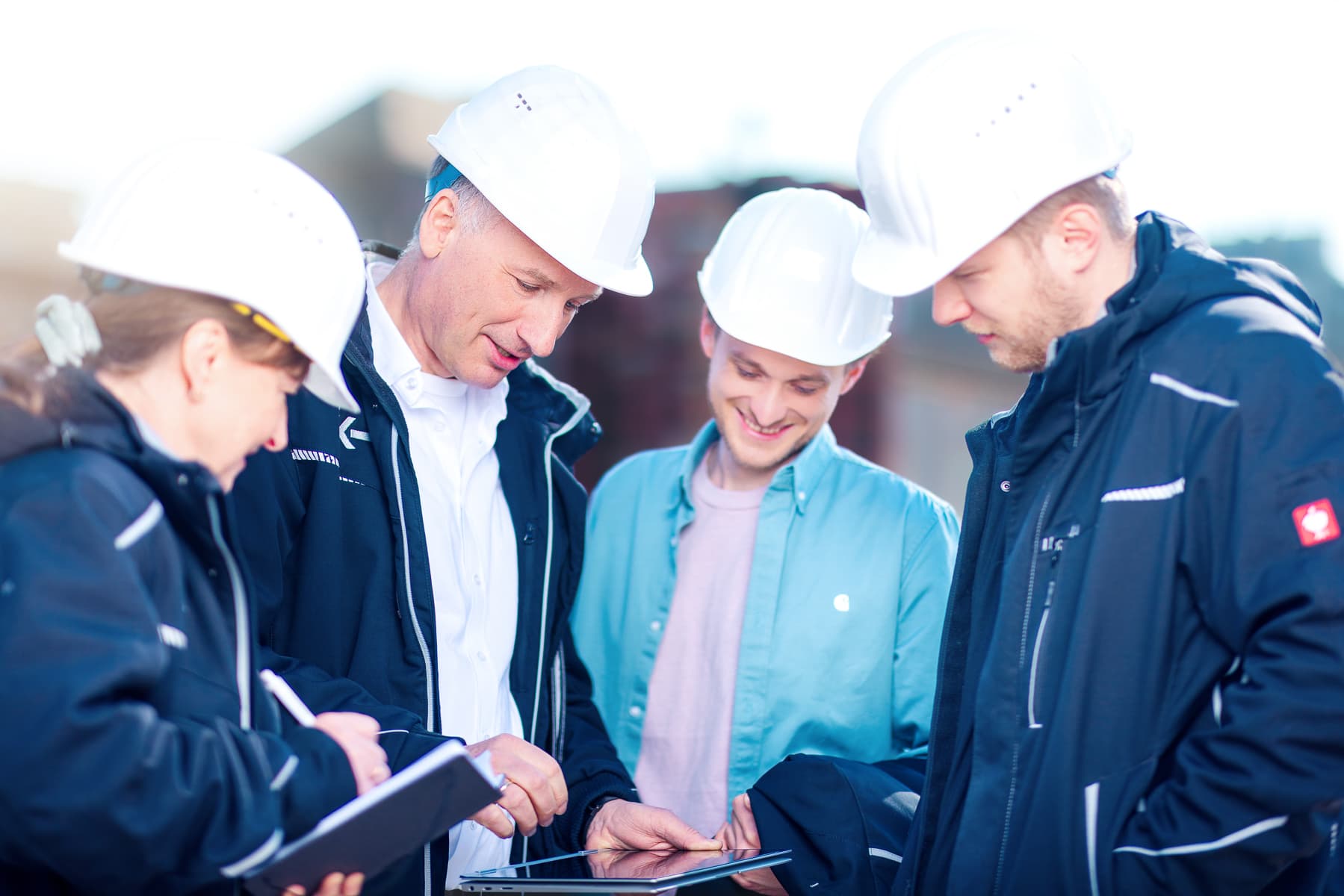 Bauleitung des ik Ingenieurbüro Knoblich mit Tablet auf der Baustelle in Dresden
