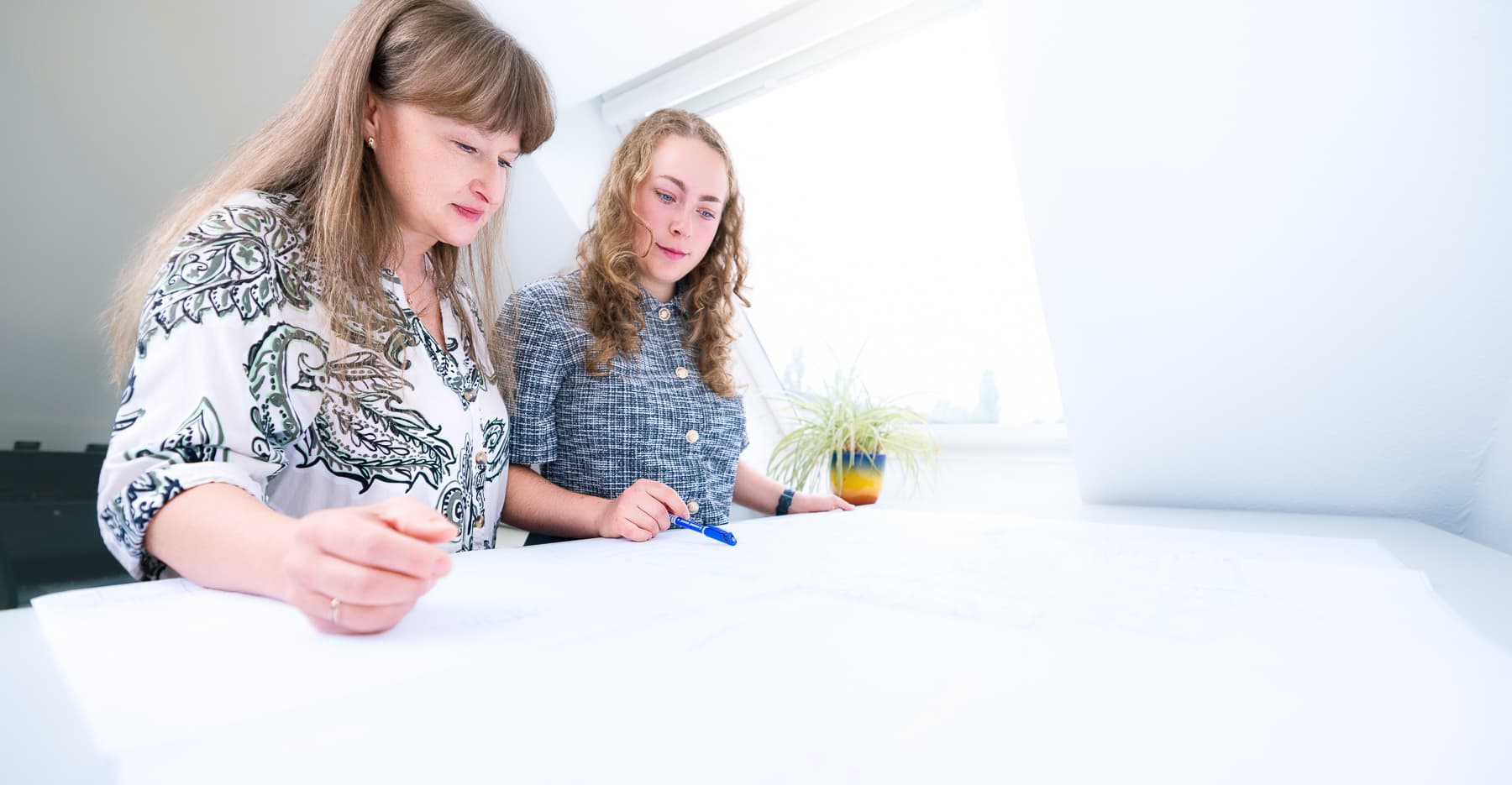 Zwei Fachplanerinnen des ik Ingenieurbüro Knoblich bei der Bauplan-Besprechung in Dresden
