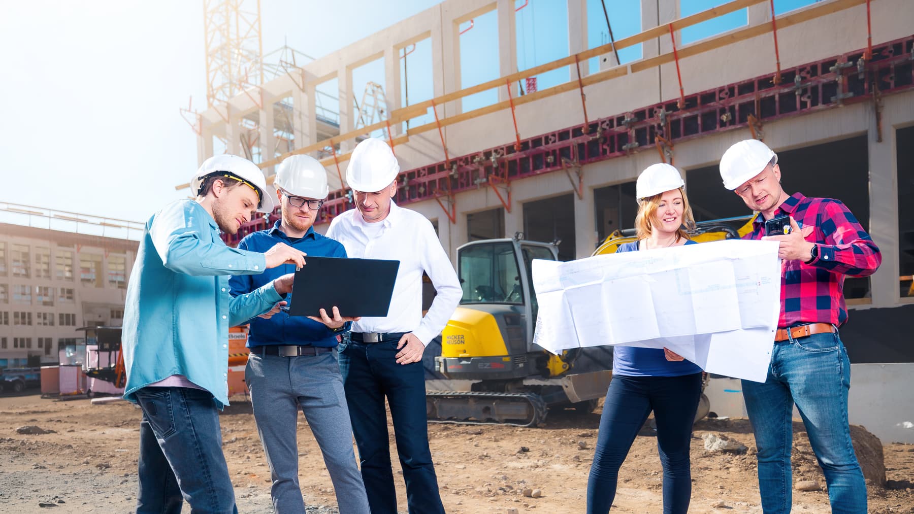 TGA-Team des ik Ingenieurbüro Knoblich vor einem Rohbau in Dresden